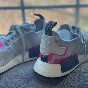 Wmns NMD_R1 'Shock Pink Grey'